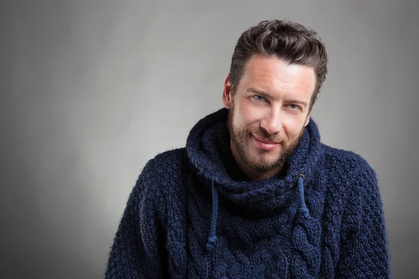 Bärtiger Mann mit blauem Pullover — Stockfoto