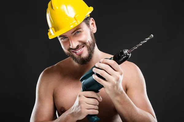 Retrato de trabalhador sem camisa atraente com broca — Fotografia de Stock