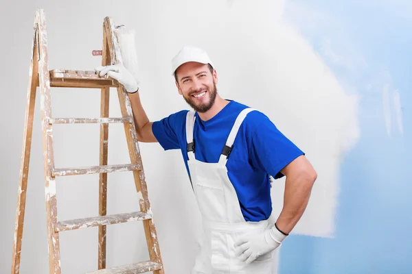 Peintre en dungarees blanches, t-shirt bleu — Photo
