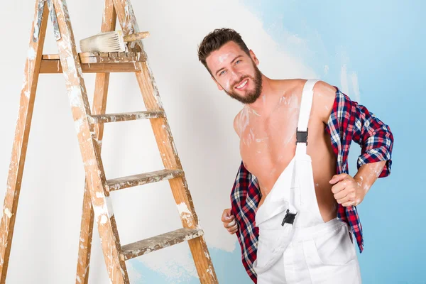 Beau peintre avec chemise sans fond — Photo