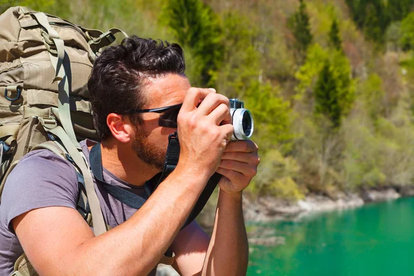 Uzun yürüyüşe çıkan kimse alarak fotoğraf göl — Stok fotoğraf