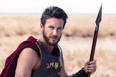 Yakışıklı eski savaşçı zırh