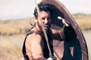 Kılıç ve kalkan zırh eski savaşçı mücadele