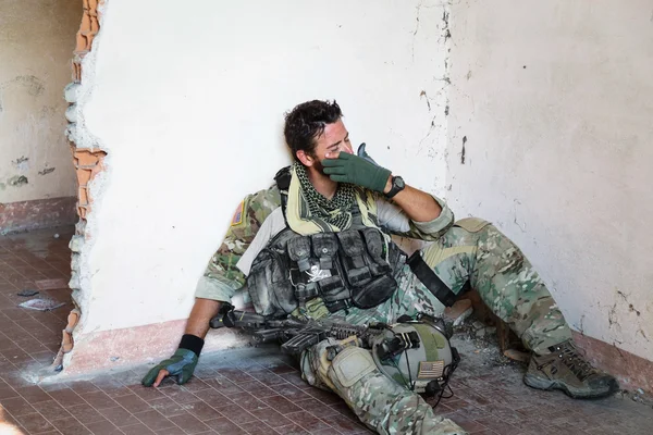 Плачущий американский солдат — стоковое фото