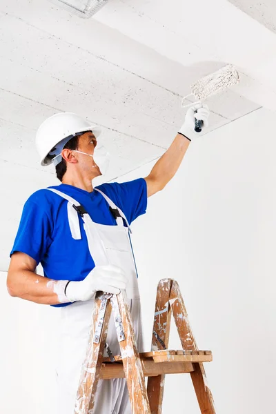 Pintor pintura techo con rodillo de pintura —  Fotos de Stock