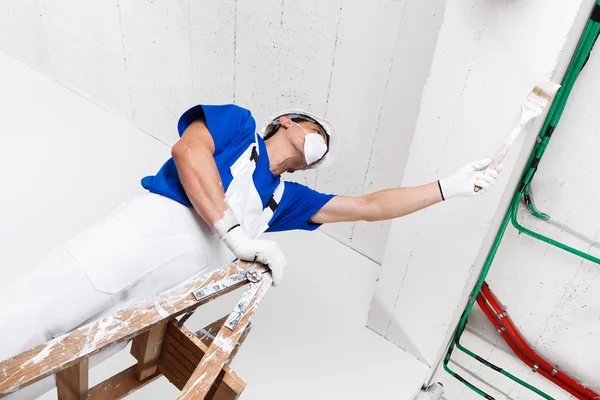 Pintor pintura techo con pincel — Foto de Stock