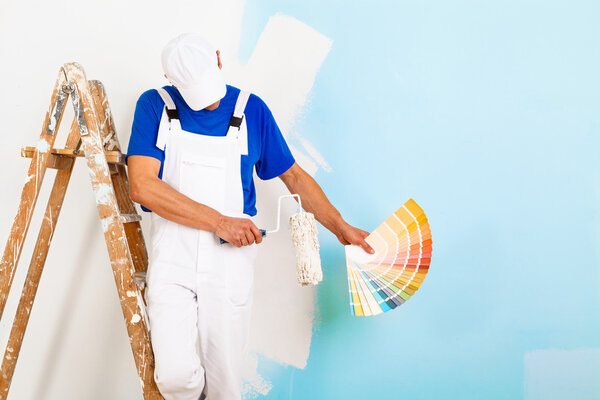 painter with paintroller showing a color palette