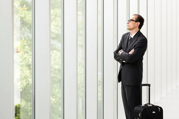 Empresario mirando por la ventana — Foto de Stock