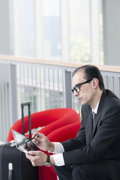 Geschäftsmann mit Tablet in der Ausstellungshalle — Stockfoto