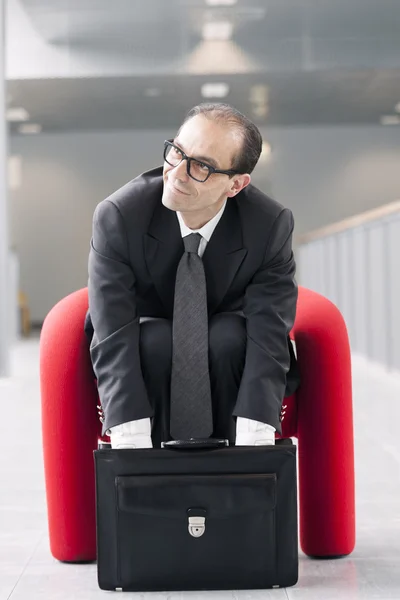 Op zoek naar iets in zijn aktetas zakenman — Stockfoto