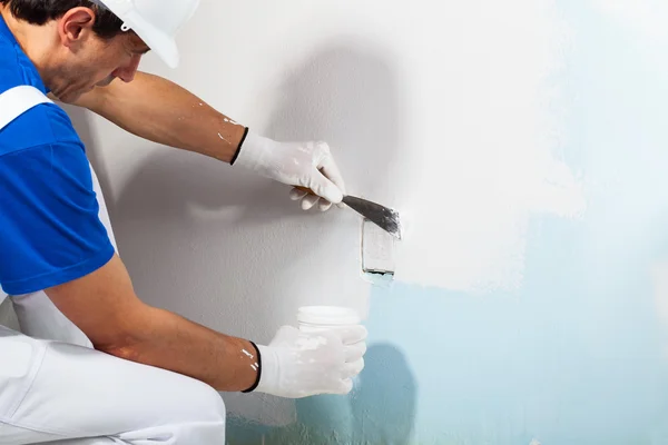 Workman Applying Plaster with Putty Knife — Stock Photo, Image