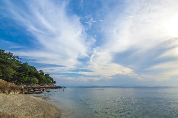 Pantai dengan air jernih dan langit biru — Stok Foto