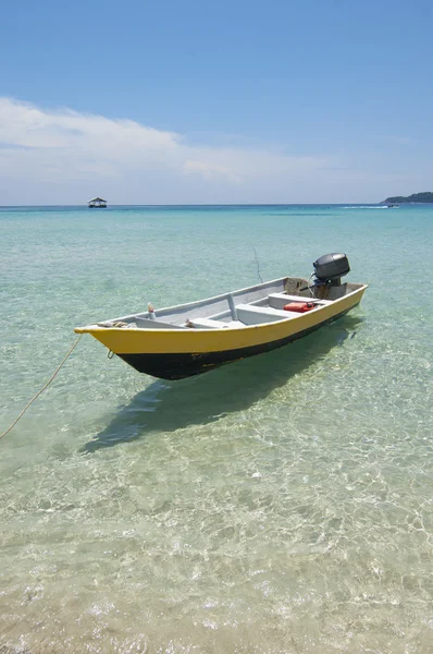Perahu di pantai dengan air jernih dan langit biru — Stok Foto