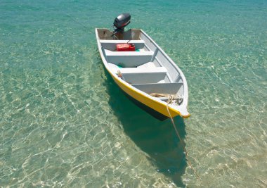 temiz su ve mavi gökyüzü ile sahilde tekne