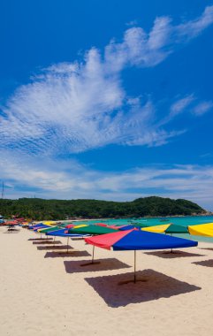 güneşli ve açık mavi gökyüzü gölge şemsiye ile tropikal plaj