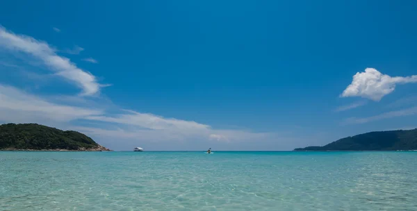 Playa con agua clara y cielos azules —  Fotos de Stock