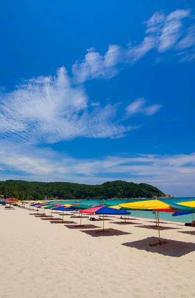 Tropischer Strand mit Sonnenschirm bei sonnigem Tag und klarem blauen Himmel — Stockfoto