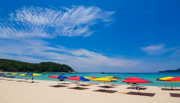 Tropischer Strand mit Sonnenschirm bei sonnigem Tag und klarem blauen Himmel — Stockfoto