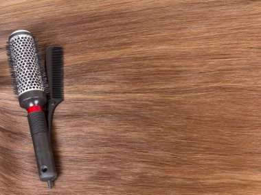 Farklı combs olan Kahverengi saç yakın