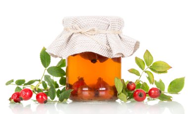 Rose hips ve taze çilek beyaz izole tentür