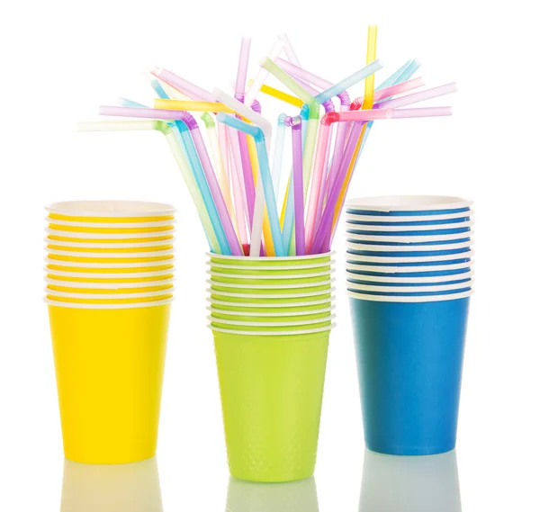 Разноцветные бумажные стаканчики и соломинки, изолированные на белом — стоковое фото