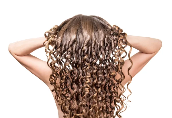 A menina levanta seu longo cabelo encaracolado, close-up em branco — Fotografia de Stock