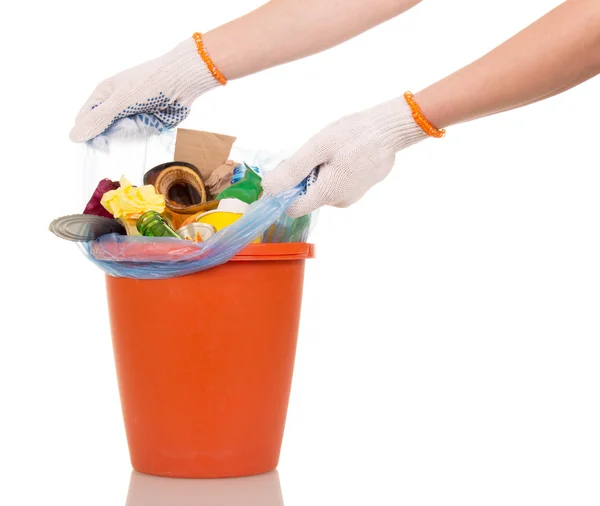 Mãos levantar o saco do lixo fora do balde no fundo branco — Fotografia de Stock