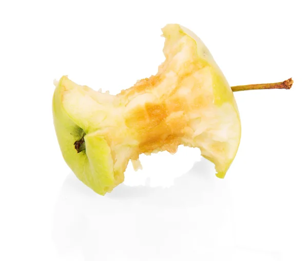 Zakázaným zelené jablko close-up na bílém pozadí closeup — Stock fotografie