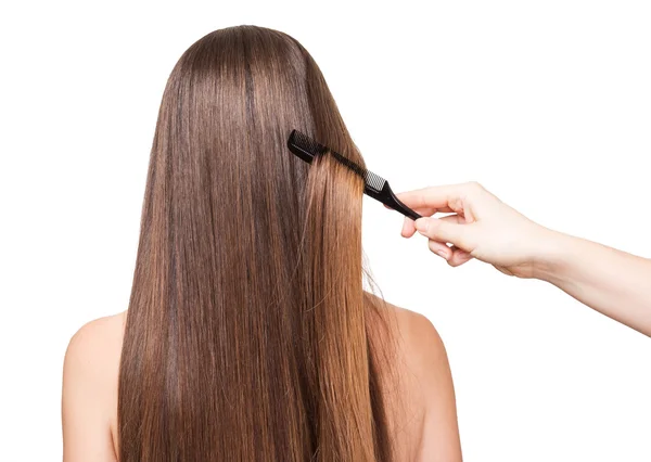 Kız uzun düz saç fırçası, beyaz arka plan üzerinde izole kapatmak — Stok fotoğraf