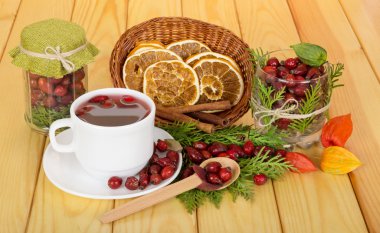 Çay kalça, kurutulmuş portakal, tarçın ahşap tablo