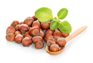 Fındık ve taze nane yaprakları üzerinde izole beyaz