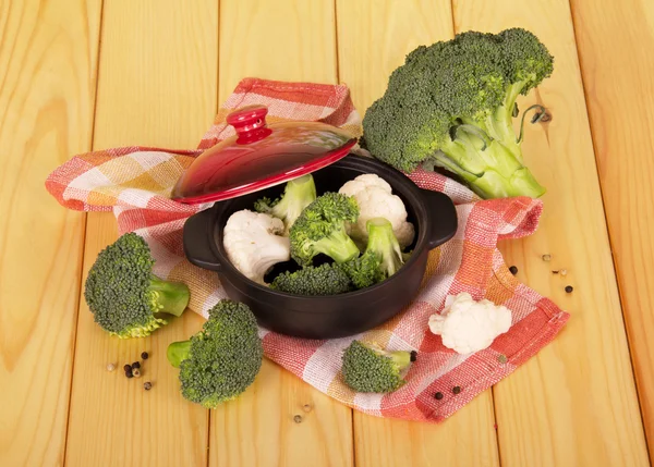 Broccoli e cavolfiore in padella sul tavolo di legno — Foto Stock