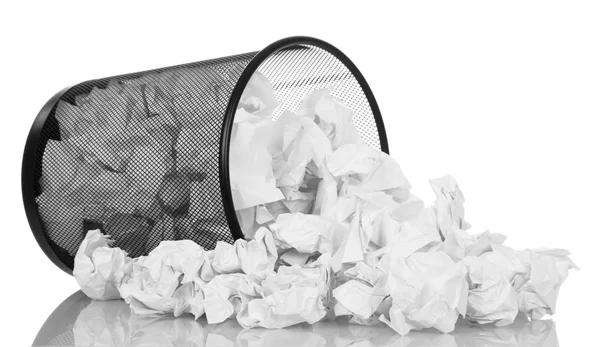 Balde de escritório preto cheio de papel isolado em branco — Fotografia de Stock