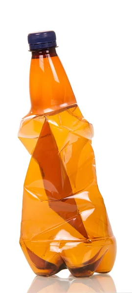Boş buruşuk plastik şişe üzerinde beyaz izole — Stok fotoğraf