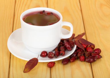 Kalça beyaz bir fincan sıcak çay