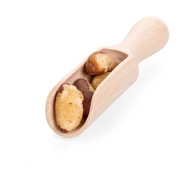 Beyaz izole bir tahta kaşık Brezilya fıstığı