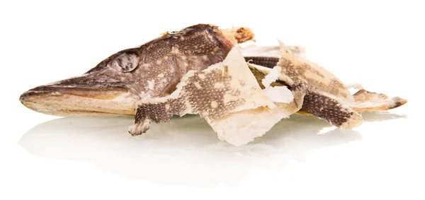 Голова соленой рыбы и уборка на белом — стоковое фото