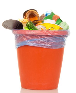 Turuncu kova üzerinde beyaz izole evsel atıklarla birlikte