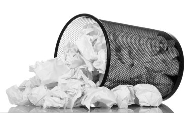 Buruşuk kağıt üzerinde beyaz izole sepetle Office