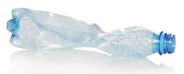 Boş buruşuk plastik şişe üzerinde beyaz izole