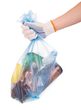 Beyaz izole evsel atıklarla birlikte çöp torbası el tutar