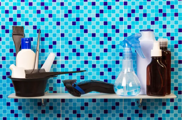 Hylly kampaamo tarvikkeet ja työkalut hiustenhoitoon — kuvapankkivalokuva