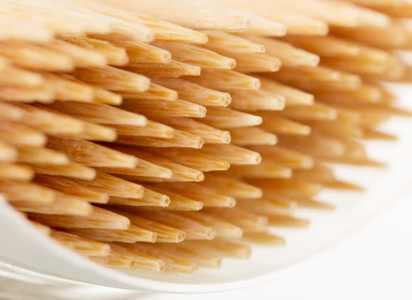 Macro pointes en bois cure-dents isolés sur blanc — Photo