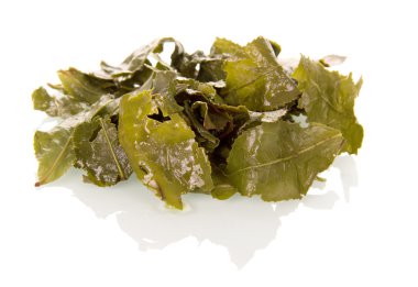 Bira üzerinde beyaz izole sonra yeşil çay yaprakları