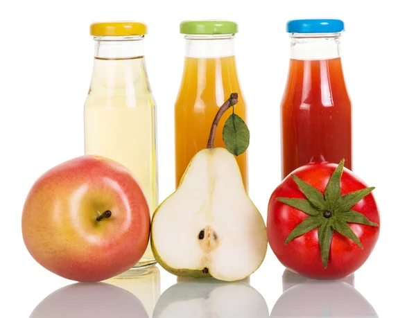 Taze meyve ve sebze suyu üzerinde beyaz izole şişelerde — Stok fotoğraf