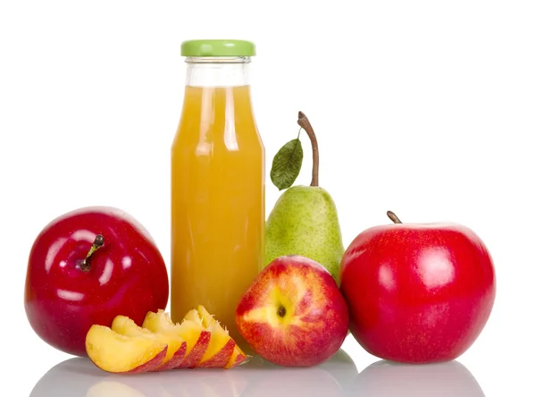 Maçãs, peras e butilka com suco isolado em branco — Fotografia de Stock