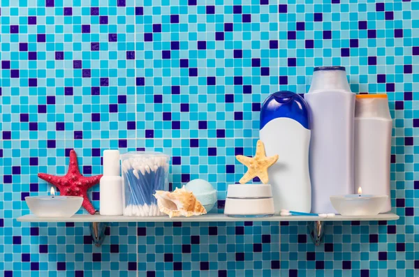 Hygiëneproducten op plank in de badkamer — Stockfoto