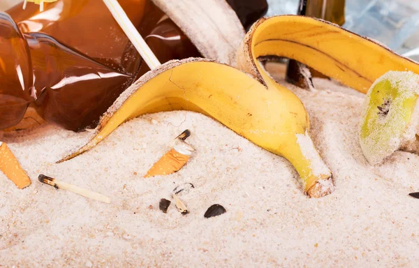 Zigarettenkippen, Glasscherben und Müll am Strand — Stockfoto