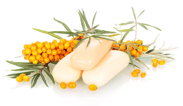 Un mucchio di olivello spinoso e sapone a base di esso isolato bianco — Foto Stock
