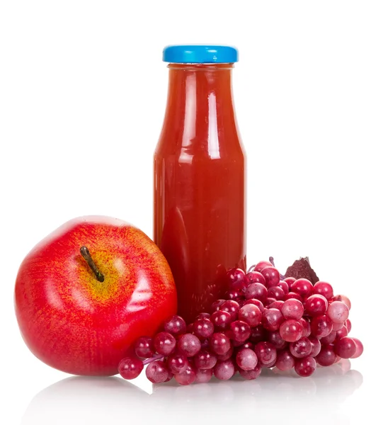 Äpfel, Trauben und Saftflasche isoliert auf weiß — Stockfoto